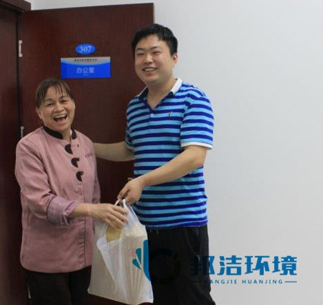 邦洁环境─员工品质高尚，10万元现金完璧归赵