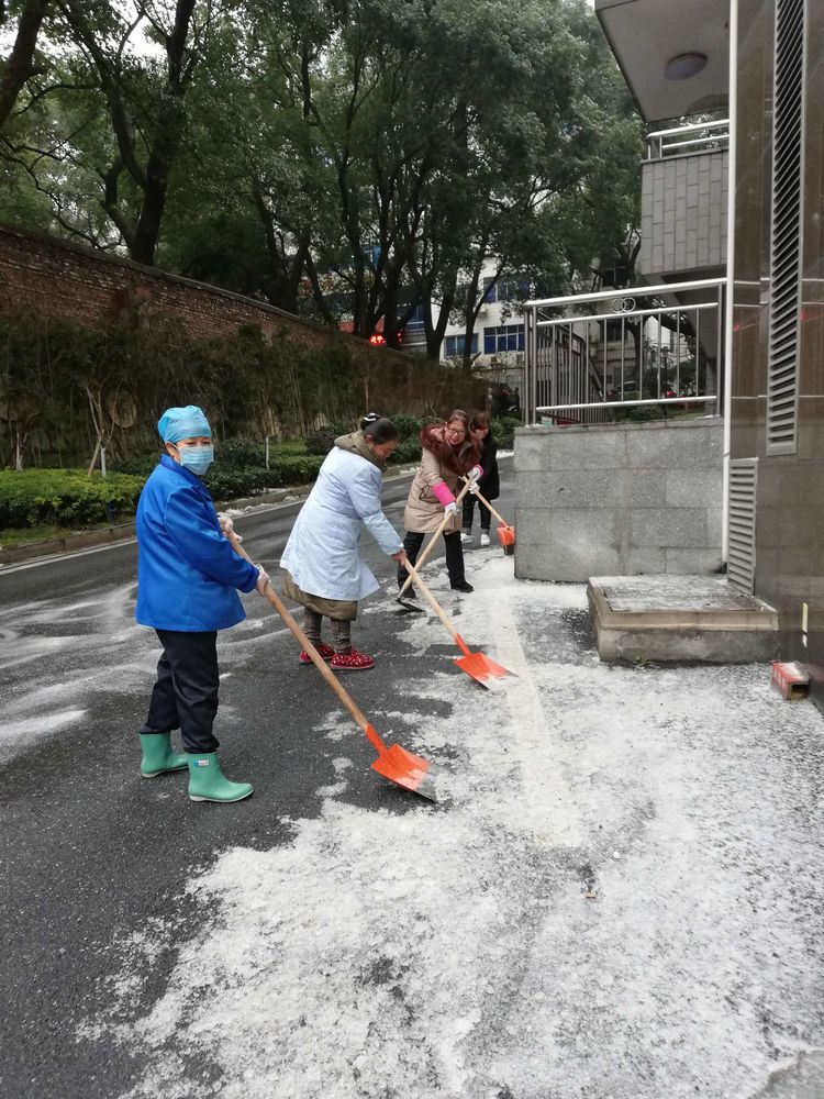 雪冷人暖一一邦洁环境物业附属医院项目处扫雪除冰记实